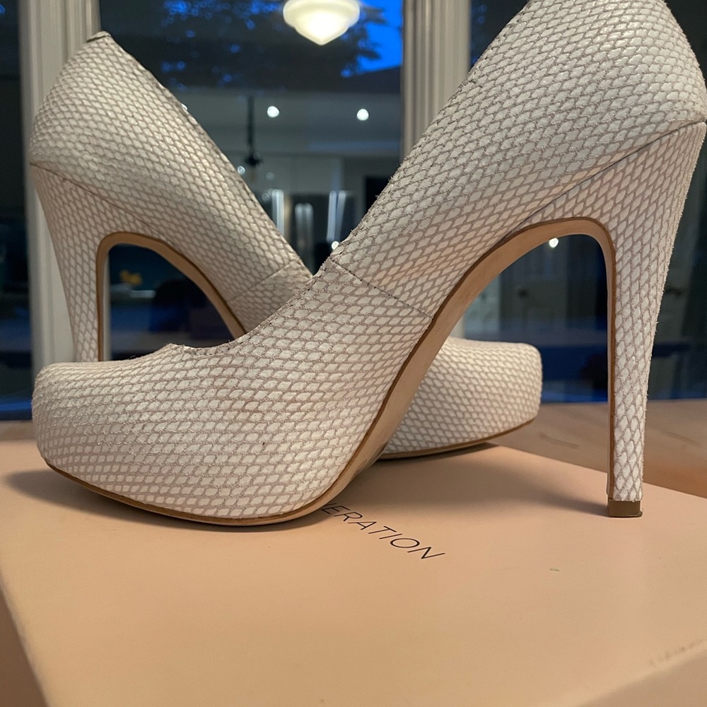 BCBGGeneration Parade Platform Pumps 9M White Snakeskin Stiletto.